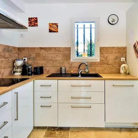 Holiday home Stunning In Comps With Kitchen Comps (Gard)